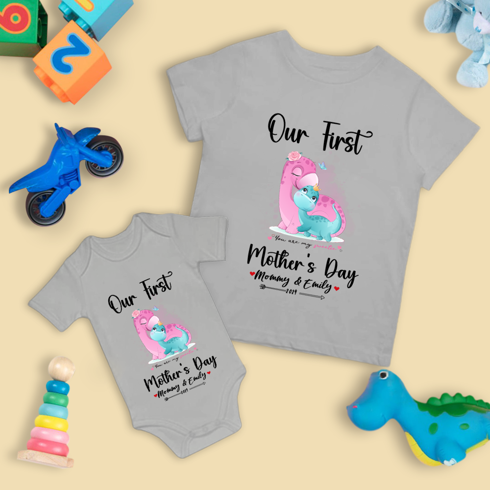 Notre premier ensemble maman et bébé pour la fête des mères / chemise assortie, cadeau maman et bébé, maman bébé dinosaures, t-shirt body barboteuse babygrow gilet ensemble, cadeau de nouvelle maman, cadeau de fête des mères