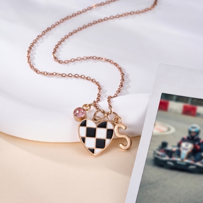 Personligt Race Grid-halsband med hjärta och initialer, födelsesten, trendigt Y2K-hänge i svartvitt med flagga, present till motorsportfans/racingtjejer