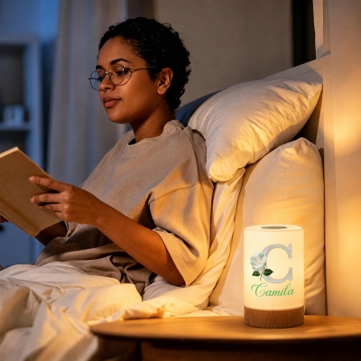 Luce notturna ricaricabile con iniziale, fiore di nascita e effetto madreperla, dimmerabile, controllo touch, di design personalizzato, ideale per la camera da letto o come regalo di compleanno per donne.