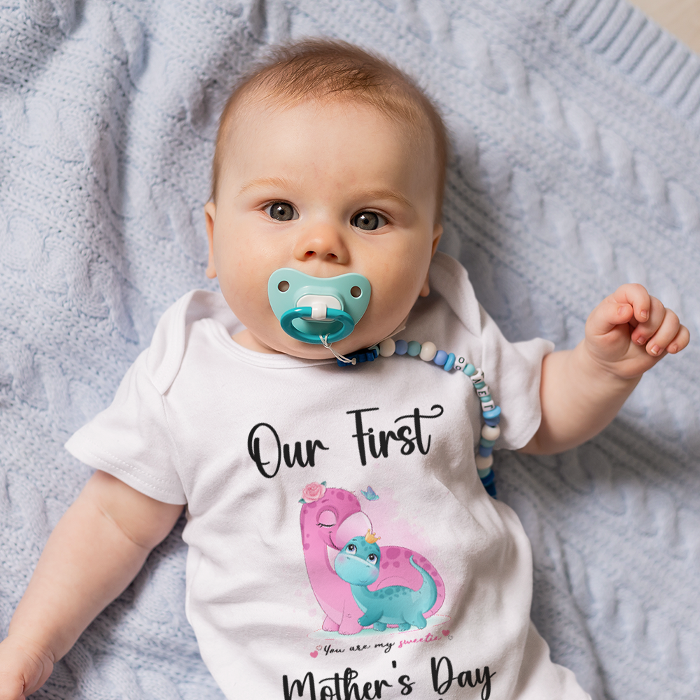 Notre premier ensemble maman et bébé pour la fête des mères / chemise assortie, cadeau maman et bébé, maman bébé dinosaures, t-shirt body barboteuse babygrow gilet ensemble, cadeau de nouvelle maman, cadeau de fête des mères