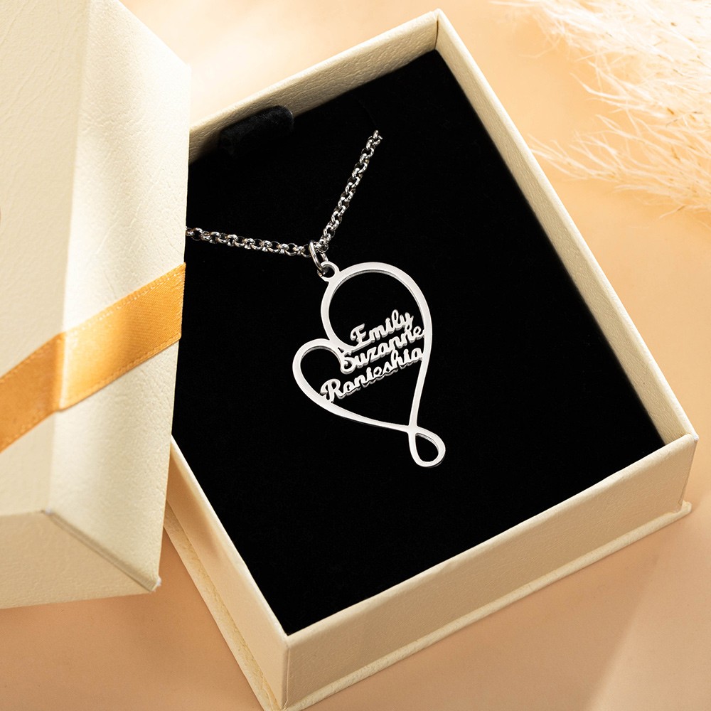 Personalized Heart and Hug Necklace with 1-8 Names, Customized for Moms, Birthday Mother’s Day Gift for Mom Grandma