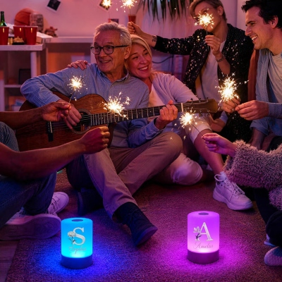 Luce notturna ricaricabile con iniziale, fiore di nascita e effetto madreperla, dimmerabile, controllo touch, di design personalizzato, ideale per la camera da letto o come regalo di compleanno per donne.