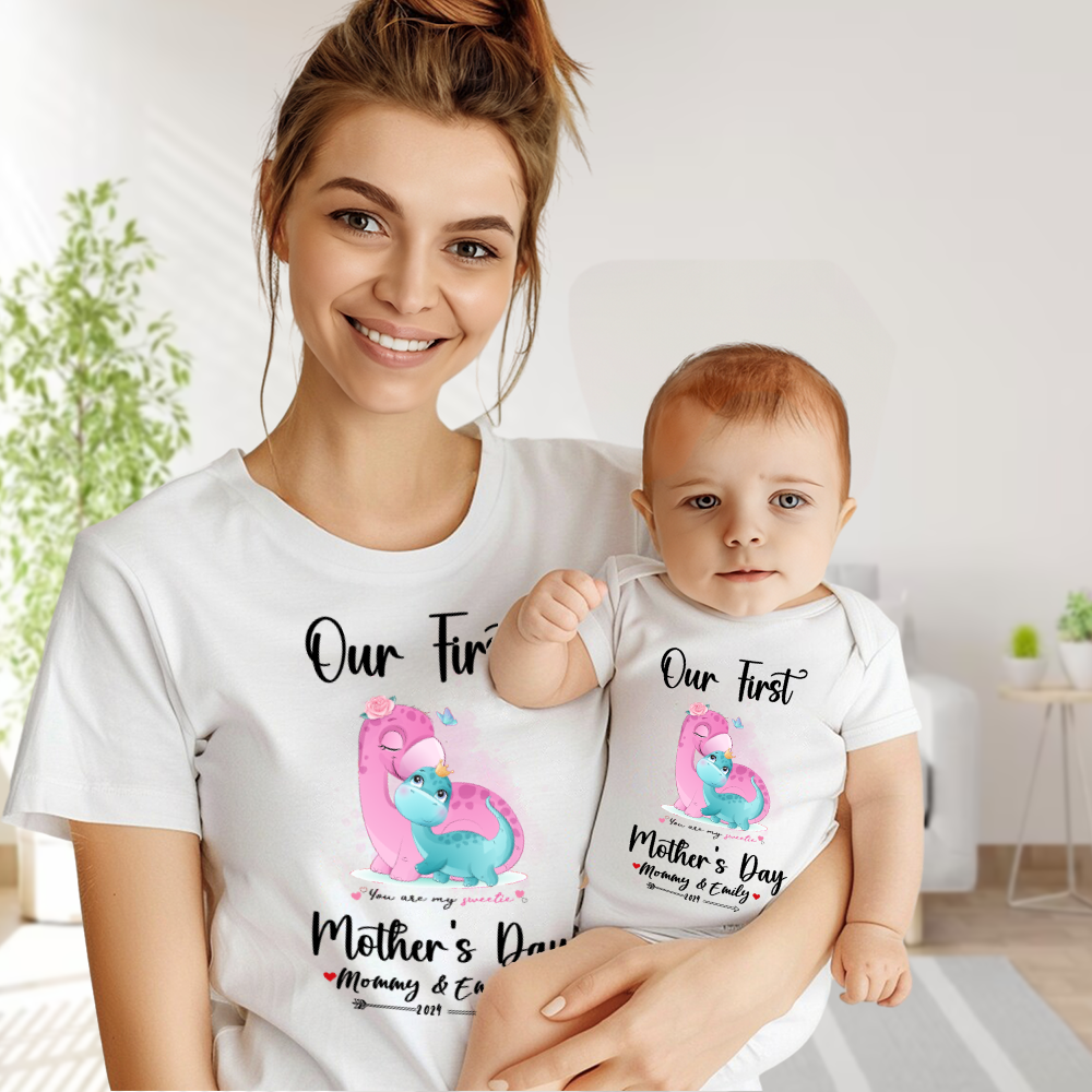 Notre premier ensemble maman et bébé pour la fête des mères / chemise assortie, cadeau maman et bébé, maman bébé dinosaures, t-shirt body barboteuse babygrow gilet ensemble, cadeau de nouvelle maman, cadeau de fête des mères