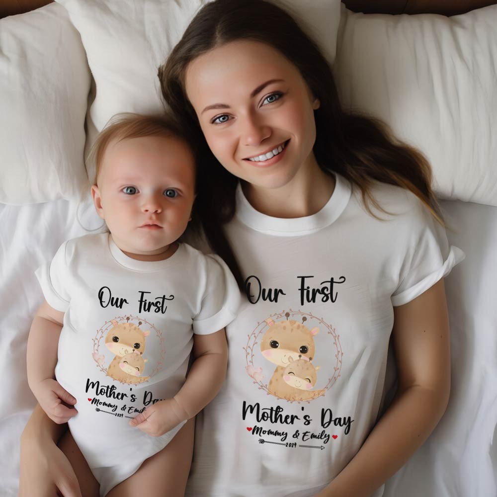 Notre premier ensemble maman et bébé pour la fête des mères / chemise assortie, cadeau maman et bébé, maman bébé girafes, t-shirt body barboteuse babygrow gilet ensemble, cadeau de nouvelle maman, cadeau de fête des mères
