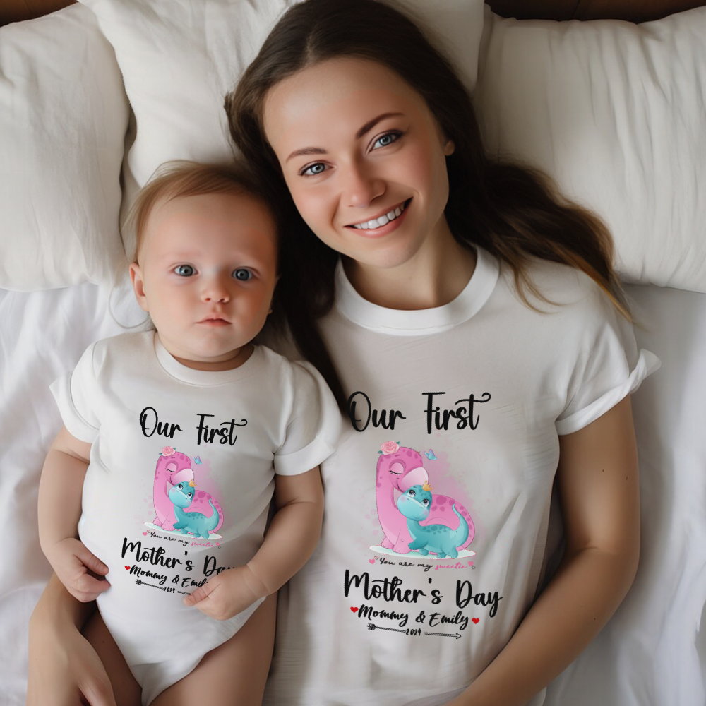 Notre premier ensemble maman et bébé pour la fête des mères / chemise assortie, cadeau maman et bébé, maman bébé dinosaures, t-shirt body barboteuse babygrow gilet ensemble, cadeau de nouvelle maman, cadeau de fête des mères