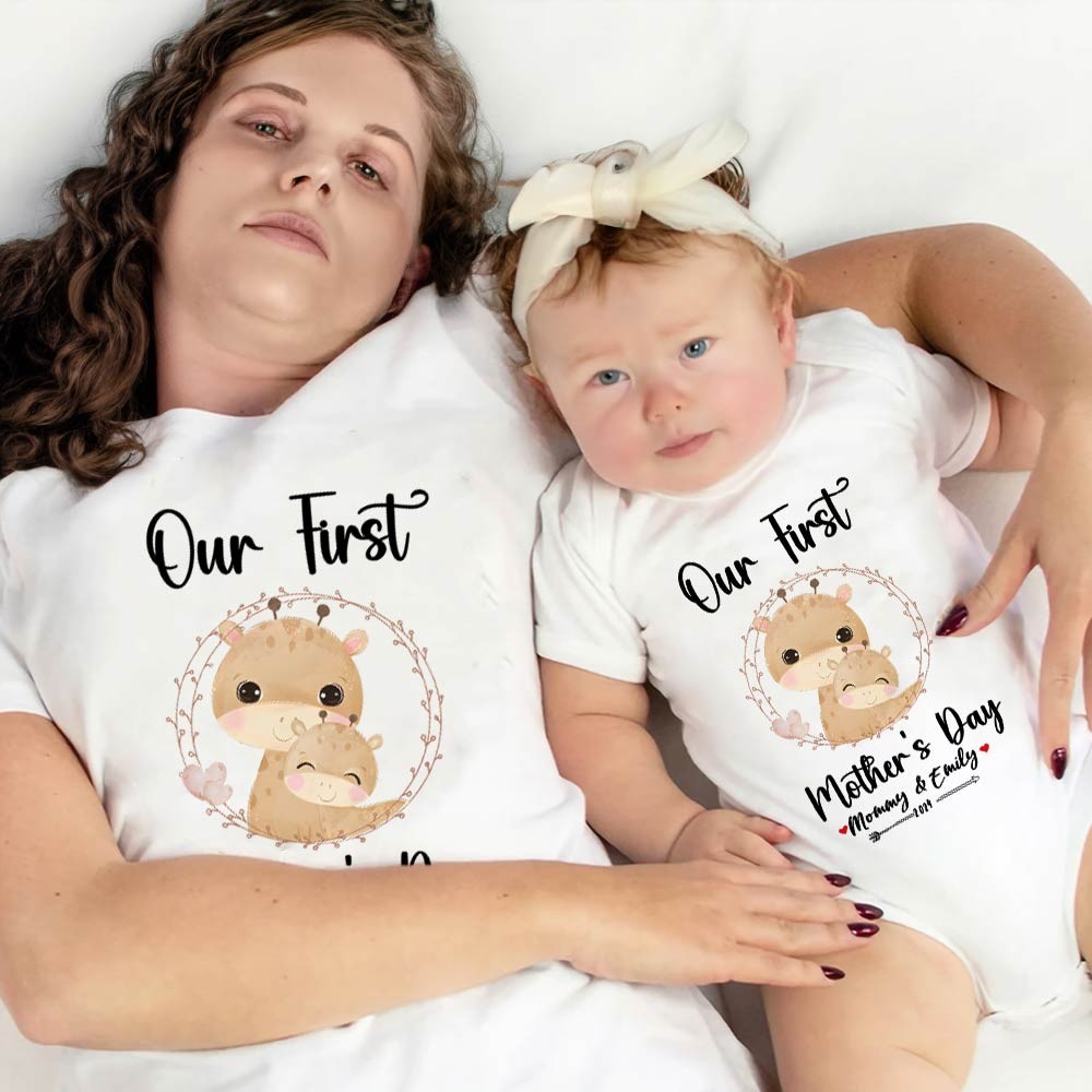 Notre premier ensemble maman et bébé pour la fête des mères / chemise assortie, cadeau maman et bébé, maman bébé girafes, t-shirt body barboteuse babygrow gilet ensemble, cadeau de nouvelle maman, cadeau de fête des mères