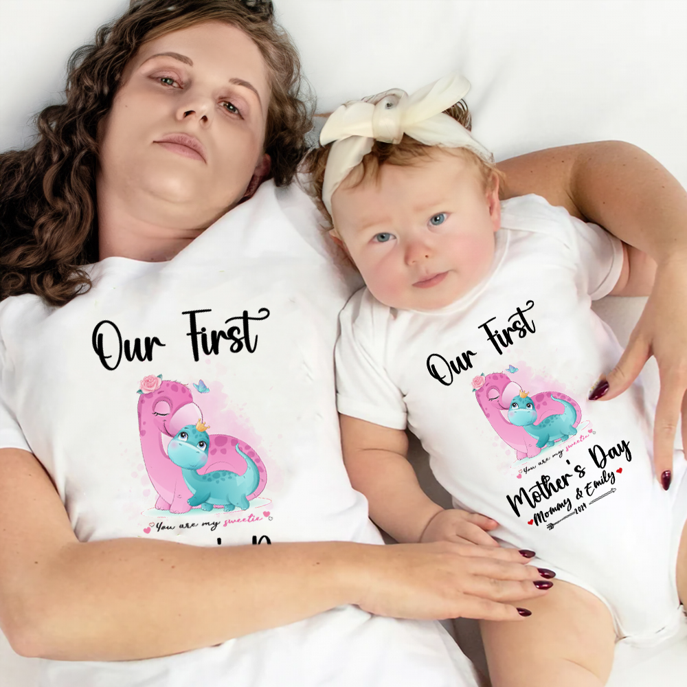 Notre premier ensemble maman et bébé pour la fête des mères / chemise assortie, cadeau maman et bébé, maman bébé dinosaures, t-shirt body barboteuse babygrow gilet ensemble, cadeau de nouvelle maman, cadeau de fête des mères