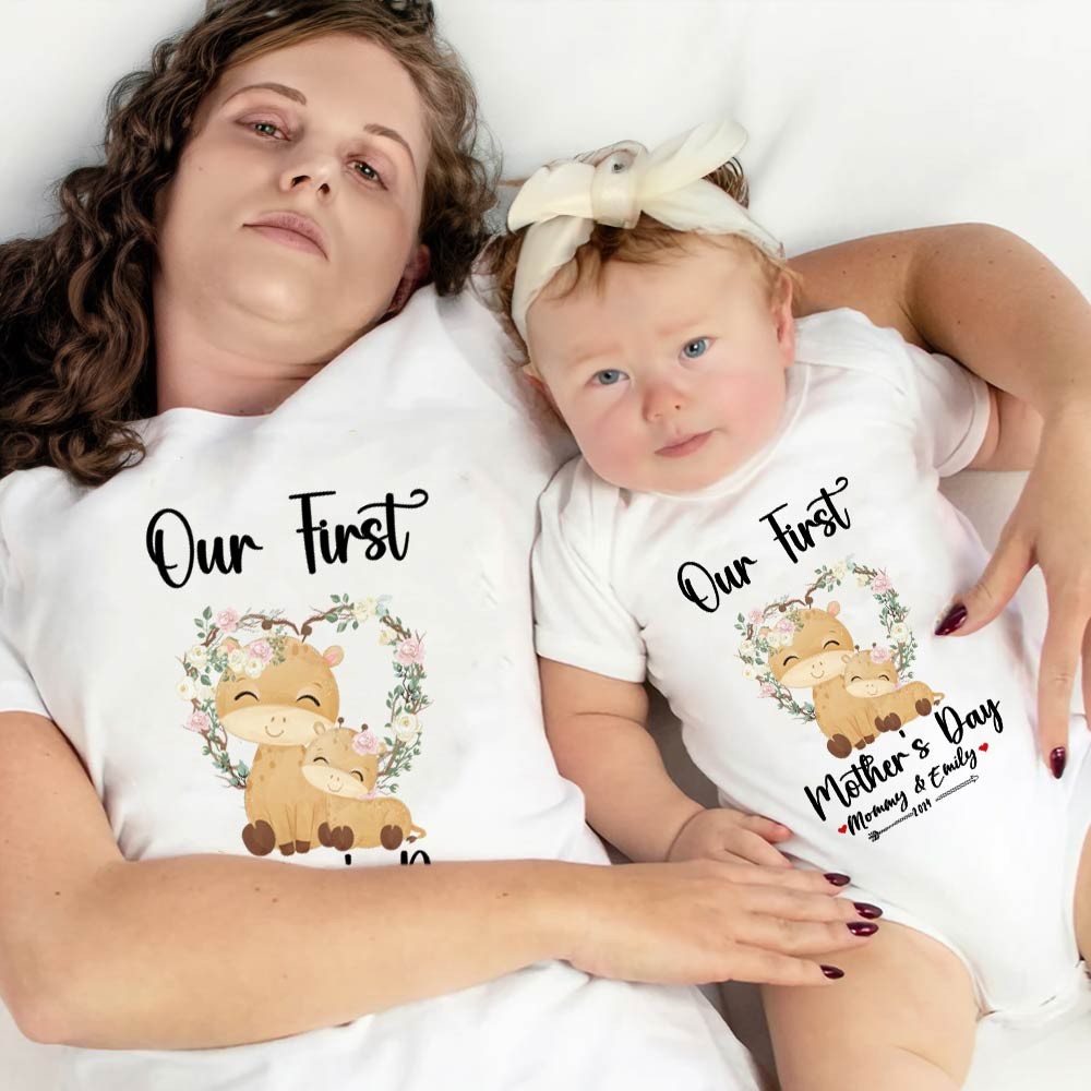 Unser erstes Muttertags-Set für Mutter und Baby/passendes Hemd, Geschenk für Mama und Baby, Mama-Baby-Hasen, T-Shirt-Body, Strampler, Babygrow-Weste-Set, Geschenk für neue Mutter, Muttertagsgeschenk