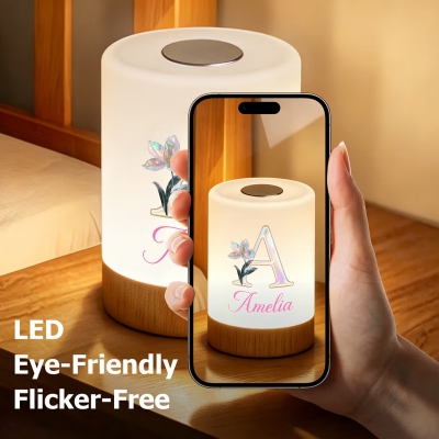 Luce notturna ricaricabile con iniziale, fiore di nascita e effetto madreperla, dimmerabile, controllo touch, di design personalizzato, ideale per la camera da letto o come regalo di compleanno per donne.