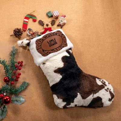 Weihnachtsstrumpf mit Lederaufnäher und Kuh-Print, Western-Festtagsstrumpf mit Namensaufnäher, Bauernhaus-Dekor, Weihnachtsgeschenk für Kuhliebhaber/Mama
