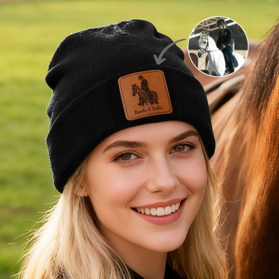 Personalisierte Beanie mit Pferdefoto und Lederaufnäher und Namen, Strickmütze mit Pferdeportrait, Geburtstags-/Weihnachtsgeschenk für Pferdeliebhaber/Reiter/Reiterinnen