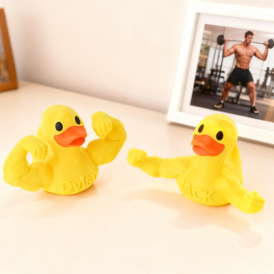 Figurine de canard musclé personnalisée avec nom, imprimée en 3D. Décoration de bureau, accessoire de voiture, cadeau humoristique pour collègues, amis ou sportifs.