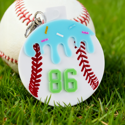 Personalisierter Schlüsselanhänger mit Baseball-Eiscreme-Motiv und Zahlenlogo, mehrfarbiger Baseball-Taschenanhänger, Geburtstags-/Jubiläumsgeschenk für Baseball-Fans/Spieler/Trainer