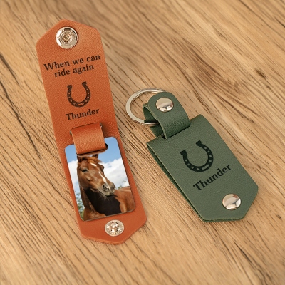 Personalisierter Foto-Schlüsselanhänger aus Hufeisen-PU-Leder mit Namen und Text, mehrfarbiger Reitsport-Schlüsselanhänger, Geburtstags-/Jubiläumsgeschenk für Pferdeliebhaber/Reiter