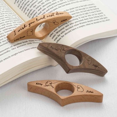 Personalisierter Daumenbuch-Seitenhalter mit eingravierten Namen und US-Bundesstaatenkarten, Buchaccessoire aus Holz, Geburtstags-/Jubiläumsgeschenk für Familie/Freunde/Paare