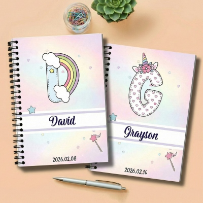 Personalisiertes Regenbogen-Einhorn-Alphabet-Notizbuch mit Namen und Datum, Softcover, A5-Spiralnotizbuch, Geburtstags-/Schulanfangsgeschenk für Kinder/Schüler