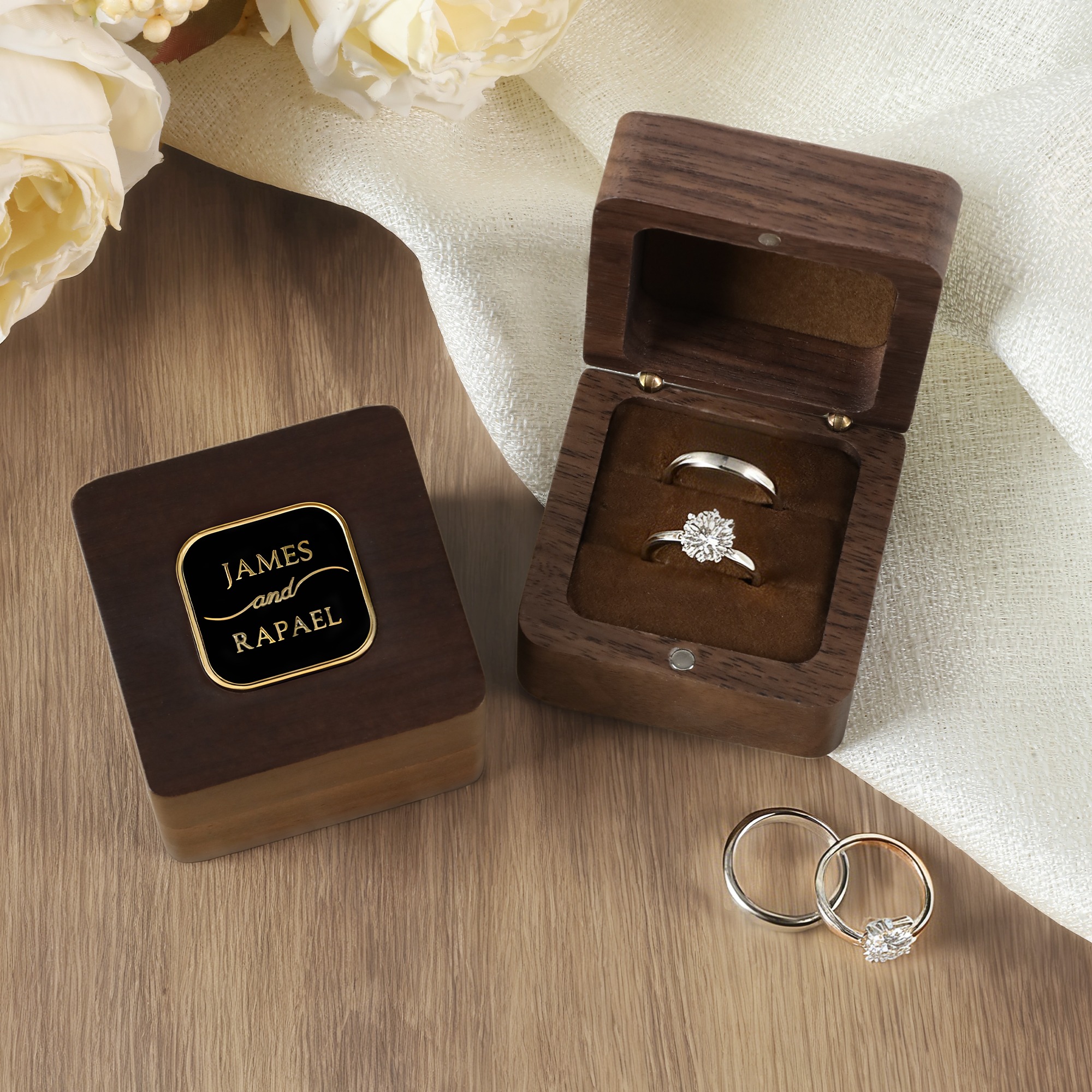 Personalisierte Ringbox mit Namens-/Initialengravur in Schwarz und Gold, Ringhalter aus Holz für 2 Ringe, Geschenk zum Jahrestag/zur Hochzeit für Paare/Flitterwochen