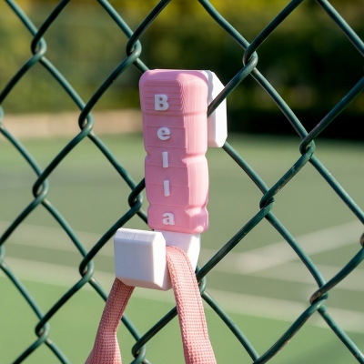 Personalisierter Tennisplatz-Taschenhaken mit Namen, mehrfarbiger Doppelclip-Aufhänger für Tasche/Handtuch/Wasserflasche, Geschenk für Tennisspieler/Trainer