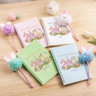 Personalisiertes Notizbuch mit Hasen- und Eiermotiv zum Thema „Frohes erstes Osterfest“ mit Pompon-Stift, Notizbuch- und Stift-Set, ideales Mitbringsel für die Osterparty, Ostergeschenk für Kinder