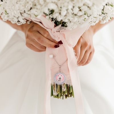 Médaillon personnalisé de bouquet de mariée, quelque chose de bleu vieux, gravure personnalisée et médaillon de bouquet photo, cadeau commémoratif de famille, cadeau de mariage/mariée pour elle