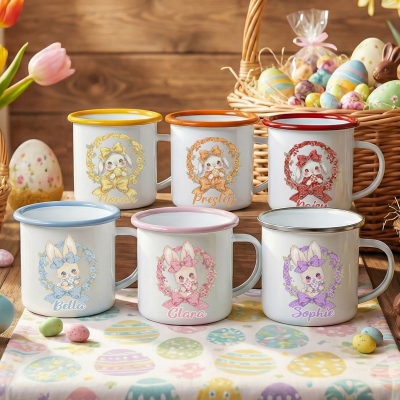 Personalisierte Emaille-Tasse mit Namen, Osterhase und Blumenkranz, 350 ml Becher mit Henkel, Campingbecher aus Zinn, Gastgeschenk für die Osterfeier, Ostergeschenk für Kinder/Jungen/Mädchen