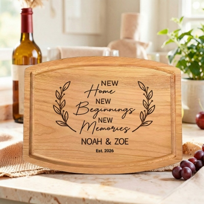 Personalisiertes Schneidebrett mit Namen und Jahreszahl fürs neue Zuhause, individuell graviertes Holzbrett für Wurstwaren, Küchenaccessoire, Einzugsgeschenk für Familie/Paar