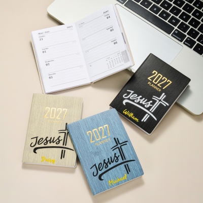 Personalisierter Taschenplaner mit Jesus-Kreuz und Namen 2027, Hardcover, religiöses Gebetsjournal, Tauf-/Weihnachtsgeschenk für Gläubige/Pastoren/Christen
