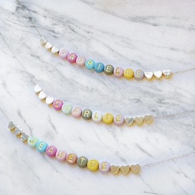 Collier de perles colorées avec nom personnalisé, collier en forme de cœur, collier de perles de couleurs vives, cadeau d'anniversaire/de remise des diplômes/de Pâques pour fille/fille/amie