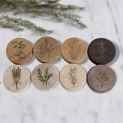 Lot de 2 boutons en bois plats botaniques gravés sur mesure, poignées de tiroir Boho Wildflower, quincaillerie d'armoire, boutons de tiroir en bois nature, cadeau pour maman/famille