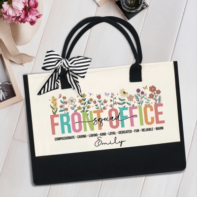 Set med personlig blommig receptionsväska med namn, tygväska och sminkväska i linne med armband, present till kollega/sekreterare/kontorspersonal