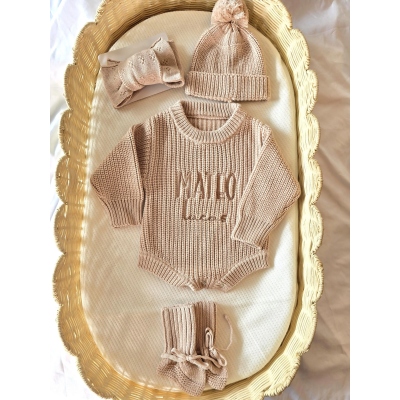 Strick-Baby-Strampler, individuell bestickter Grobstrickpullover, beige gestrickt, Unisex, Coming Home, Meilenstein-Foto-Ankündigung, Outfit-Onesie®
