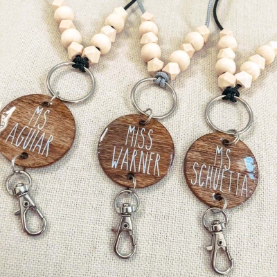 Cordón de cuentas de madera personalizado con una etiqueta de nombre, cordón de estilo bohemio, insignia de maestro y cordón de llavero, regalo para maestros