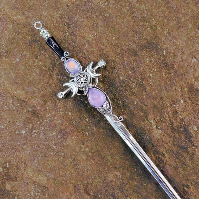 Vara de cabelo de espada de bruxa com design de punhal de cabelo de lua tripla roxa, vara de cabelo de bruxa hecate, pauzinhos de cabelo gótico para pães, modas góticas