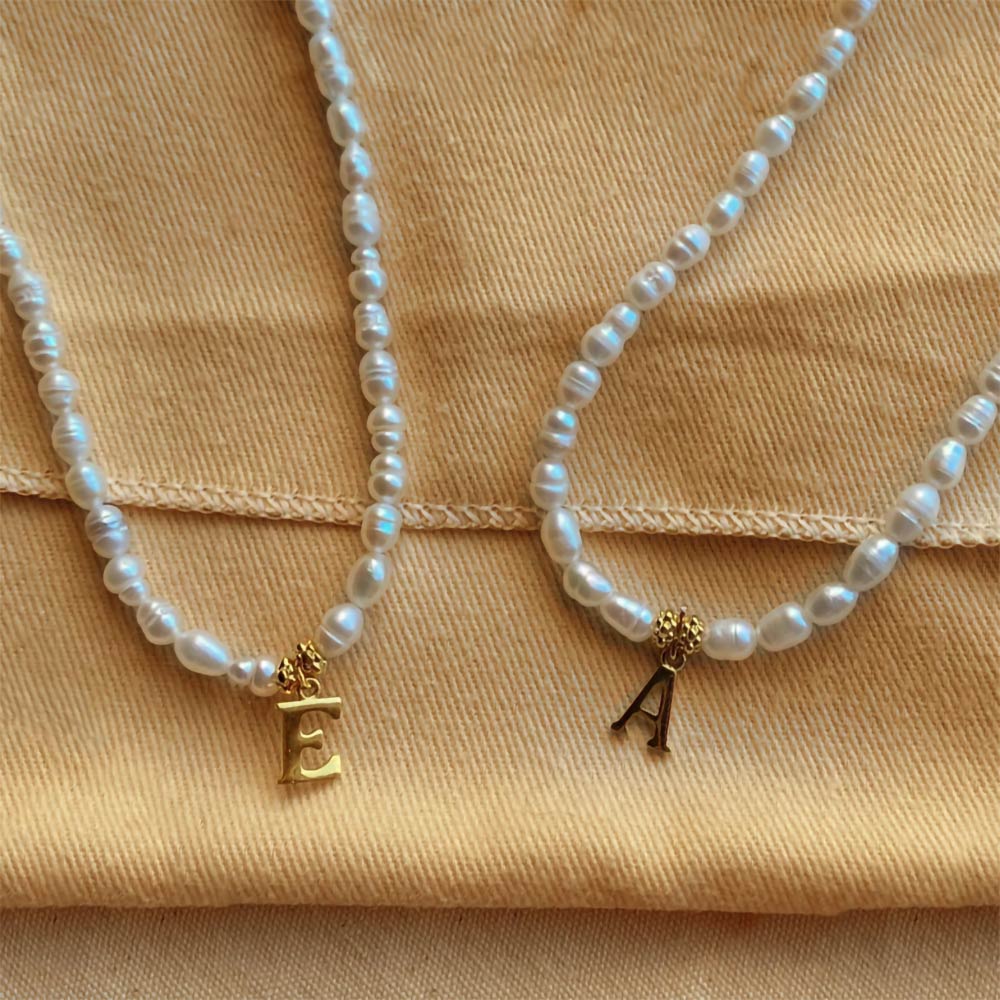 Colar de pérolas com pingente inicial de ouro personalizado, delicado colar inicial de pérolas de água doce para damas de honra/presentes femininos de joias de ouro