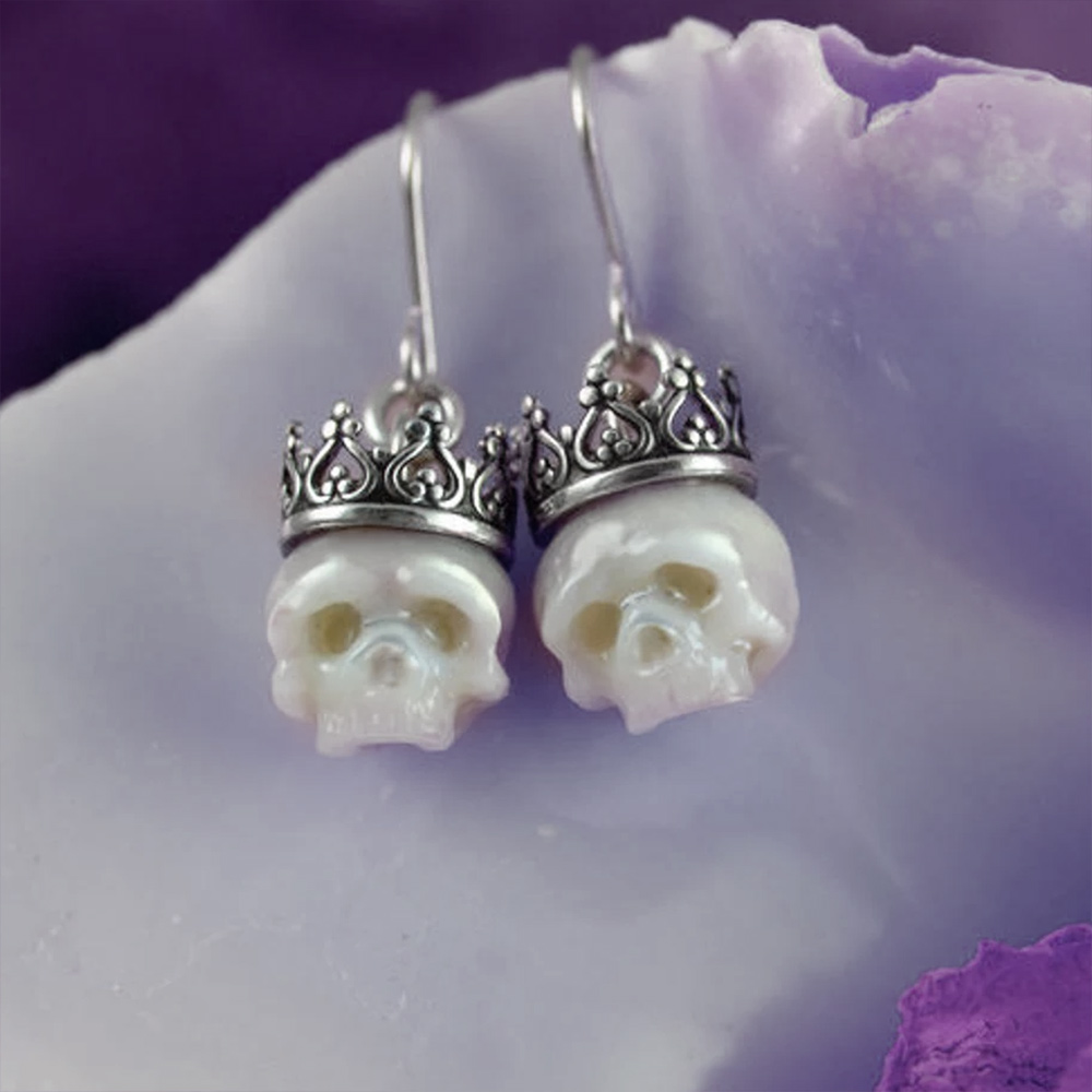 Brincos de caveira de pérolas com coroas, brincos de pérolas de prata esterlina pendurados, estilo esqueleto gótico esculpido em pérolas presentes de joias de caveira para meninas/mulheres