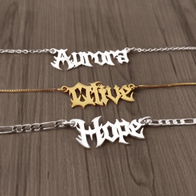 Collier de nom gothique personnalisé, vieux bijoux anglais, collier de police dégoulinant, collier de plaque signalétique, bijoux punk, collier gothique, cadeau d’Halloween