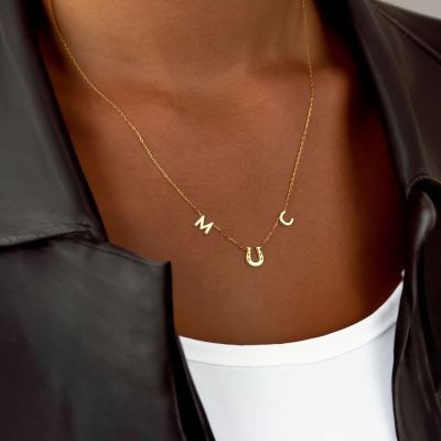 Collier personnalisé en fer à cheval avec deux initiales, collier porte-bonheur, cadeau d'anniversaire/mariage/anniversaire pour amoureux des chevaux/mariée/maman/meilleure amie