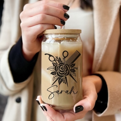 Boîte en verre de coiffeur avec nom personnalisé, tasse en verre de boisson au café glacé de 16 oz avec couvercle et paille, cadeau pour coiffeur/coiffeur/hairapiste