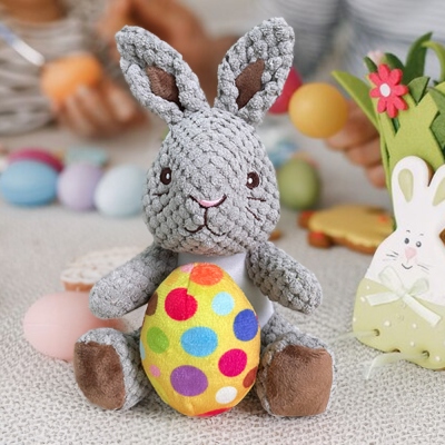 Poupée en peluche de lapin de Pâques avec nom personnalisé, lapin en peluche au crochet tenant un œuf de Pâques, remplissage de panier, cadeau d'anniversaire/de Pâques pour nouveau-né/enfant