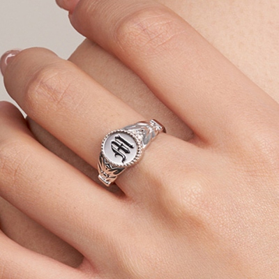 Bague chevalière initiale personnalisée, bague gothique vintage personnalisée, bijoux gothiques délicats en argent sterling 925, cadeau d'anniversaire/fête des mères pour maman/elle/amie