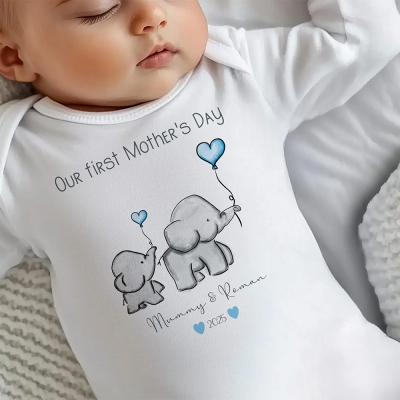 Baby-Strampler zum ersten Muttertag, Unsere Weste zum ersten Muttertag, Unisex-Schlafanzug zum 1. Muttertag, Muttertagsgeschenk 2025, personalisierter Baby-Strampler