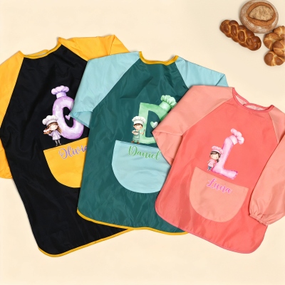 Personalisierte Backschürze mit Namensanfangsbuchstaben, Cartoon-Motiv (Junge/Mädchen), langärmelig, wasserdicht, mit Tasche, ideales Geburtstagsgeschenk für Kinder