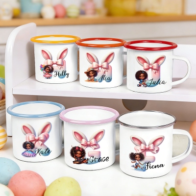 Personalisierte Emaille-Tasse mit Namen, Cartoon-Motiv, Hasenohren und Schleife für ein kleines schwarzes Mädchen, 350 ml, mit Henkel, ideal als Campingbecher, Ostergeschenk für Mädchen mit Afro-Färbung