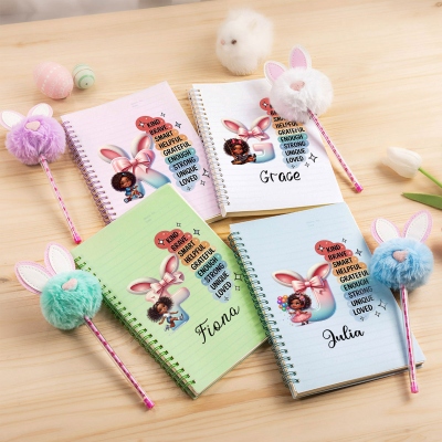 Personalisiertes Notizbuch mit Namen, Cartoon-Motiv, Hasenohren und Schleife für ein kleines schwarzes Mädchen, inklusive Pompon-Stift, Ostergeschenk für Mädchen mit Afro-Färbung.