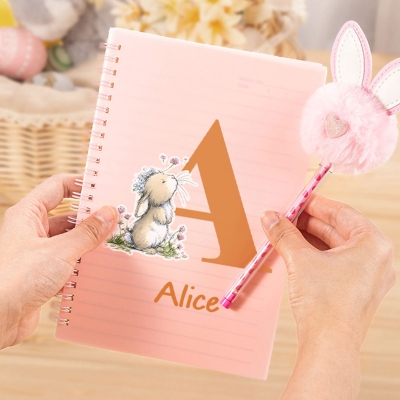 Personalisiertes Spiralnotizbuch mit Namensmotiv, Blumenhasenmotiv und Pompon-Stift, Notizbuch- und Stiftset, Ostergeschenk für Kinder/Jungen/Mädchen