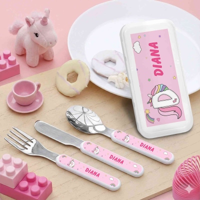 Personalisiertes Regenbogen-Einhorn-Alphabet-Besteckset mit Namen, inklusive Box, Messer, Gabel und Löffel aus lebensmittelechtem Edelstahl, ideales Geburtstagsgeschenk für Mädchen