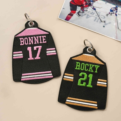 Personalisierter Schlüsselanhänger aus Leder mit besticktem Namen und Nummer im Stil eines Eishockeytrikots, Team-Taschenanhänger, Geburtstags-/Jubiläumsgeschenk für Eishockeyfans/Spieler/Trainer