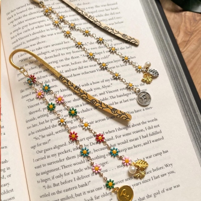 Personalized Daisy Metal Bookmark Hook with Initial and Pearl Charm, Handmade Vintage Floral Page Marker, Birthday Gift for Book Lovers/Friends/Her