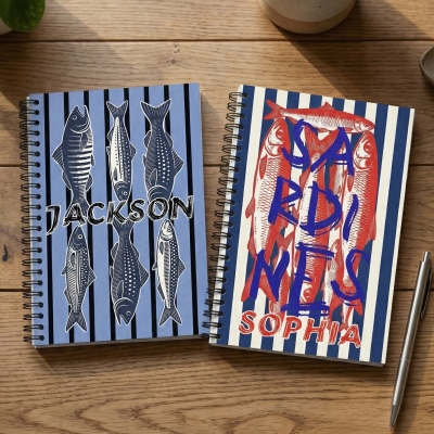 Personlig anteckningsbok med sardiner/plattfiskdesign och namn, mjukt omslag i spiralformat i A5-format, födelsedags-/skolastartpresent till fiskare/studenter