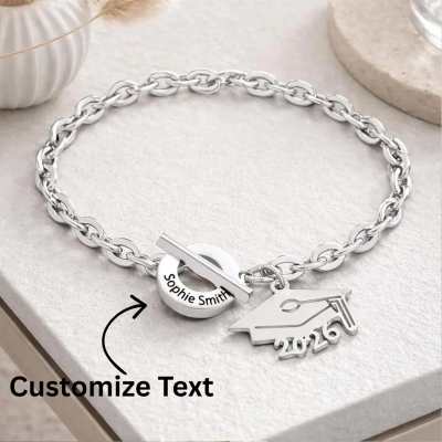 Gepersonaliseerde armband met sluiting in de vorm van een afstudeerpet, met naam en jaartal, afstudeersieraad voor de lichting van 2026, cadeau voor middelbare school-/universiteitsafgestudeerden